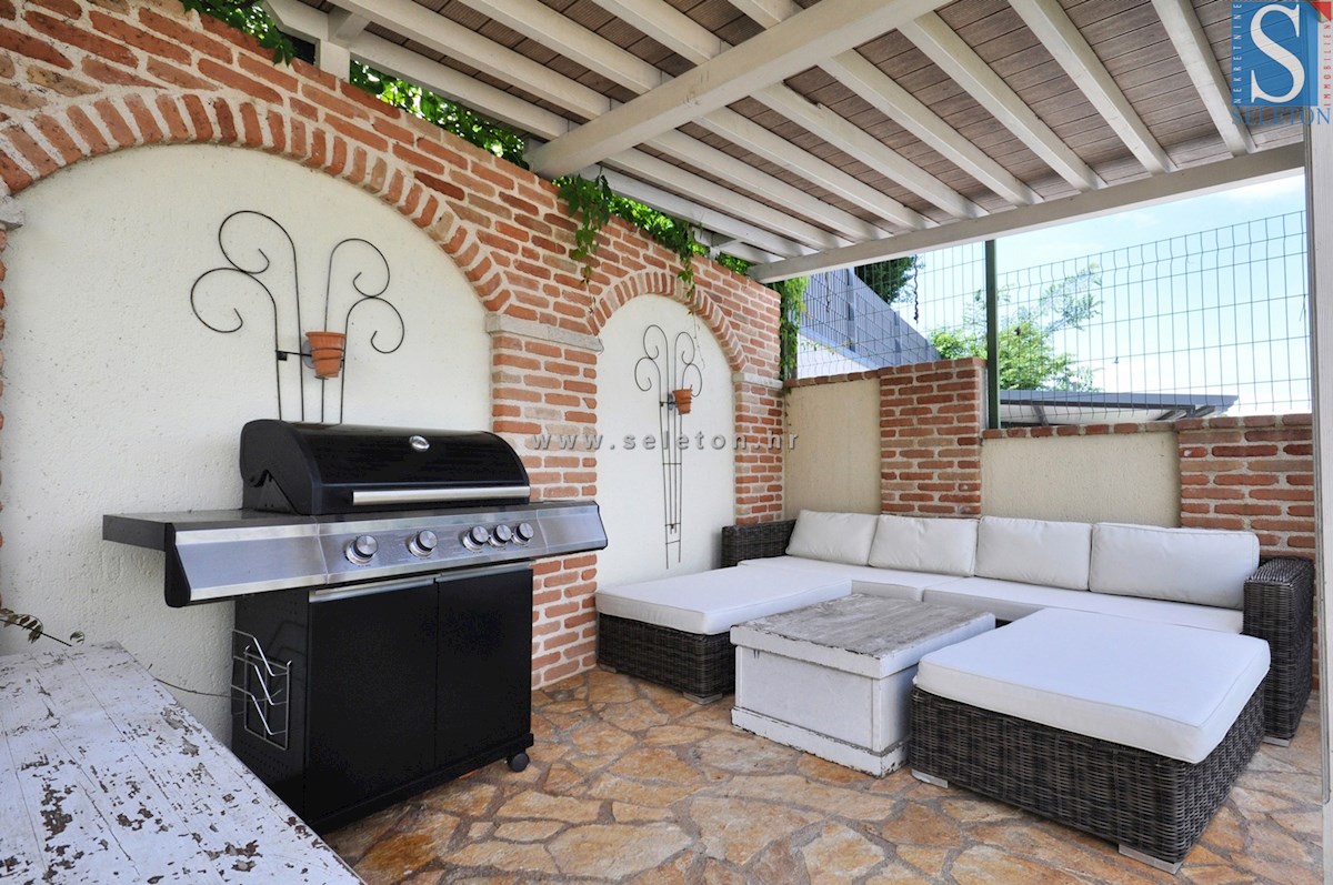 Poreč, samostojna hiša 180 m2 z bazenom, 2 apartmaja