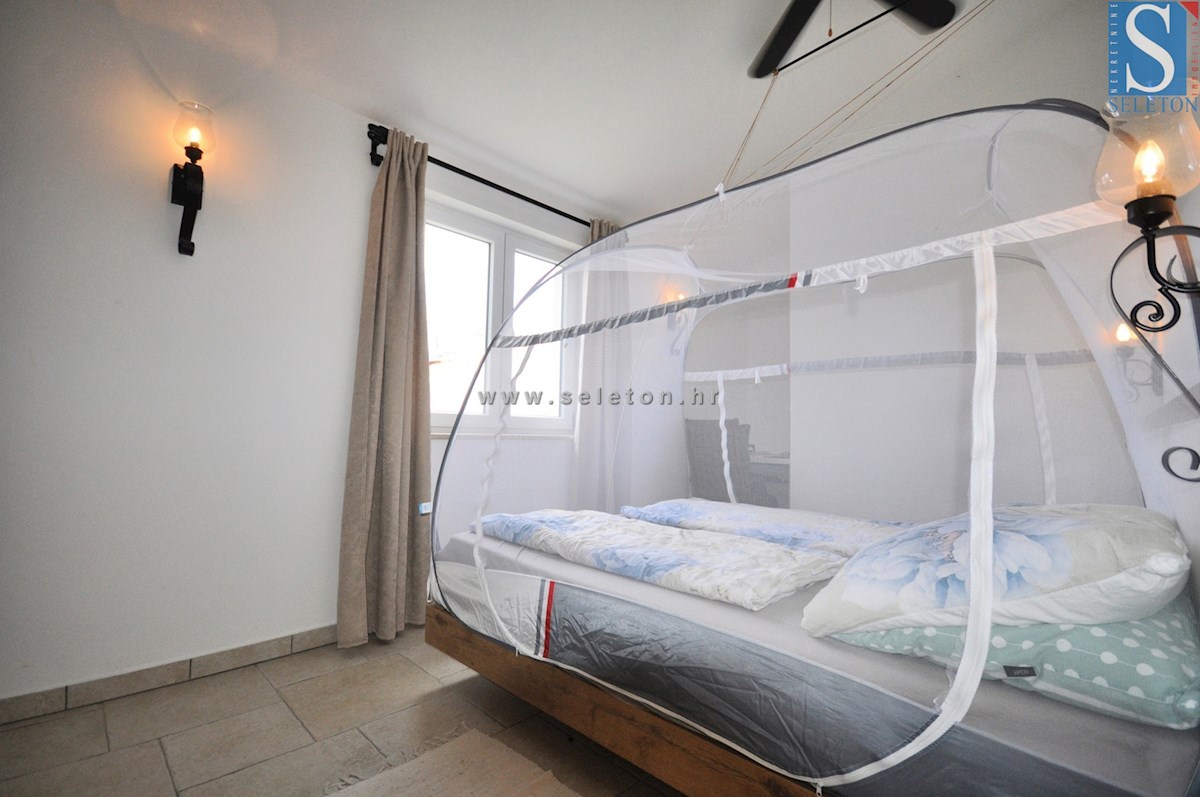 Poreč, samostojna hiša 180 m2 z bazenom, 2 apartmaja