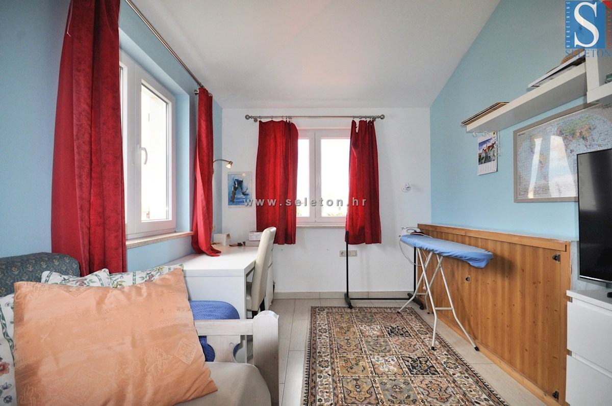 Poreč, samostojna hiša 180 m2 z bazenom, 2 apartmaja