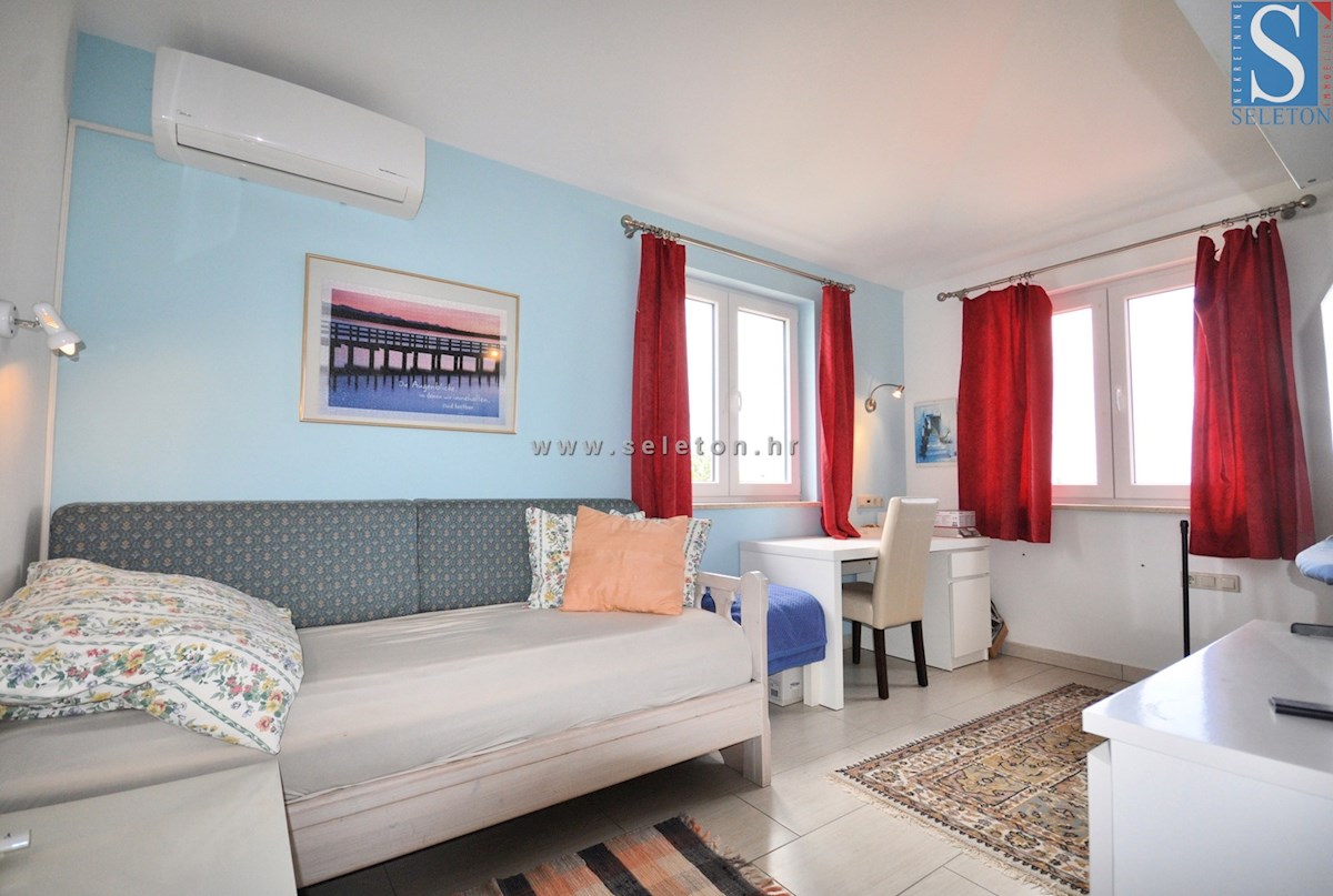 Poreč, samostojna hiša 180 m2 z bazenom, 2 apartmaja