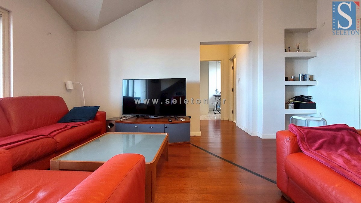 Poreč - 127 m2 veliko stanovanje naprodaj s pogledom na morje, 500 m od morja