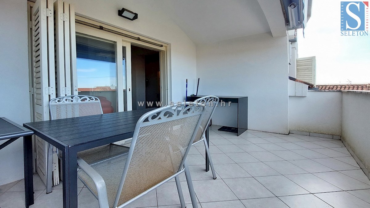 Poreč - 127 m2 veliko stanovanje naprodaj s pogledom na morje, 500 m od morja