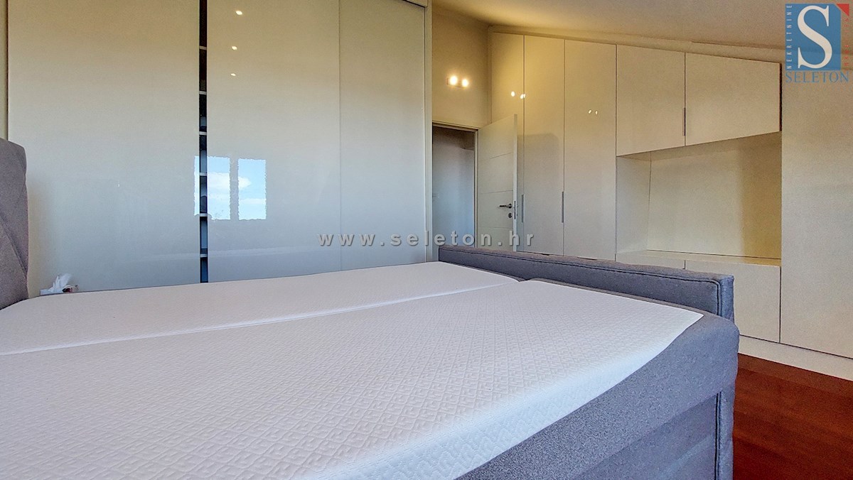 Poreč - 127 m2 veliko stanovanje naprodaj s pogledom na morje, 500 m od morja