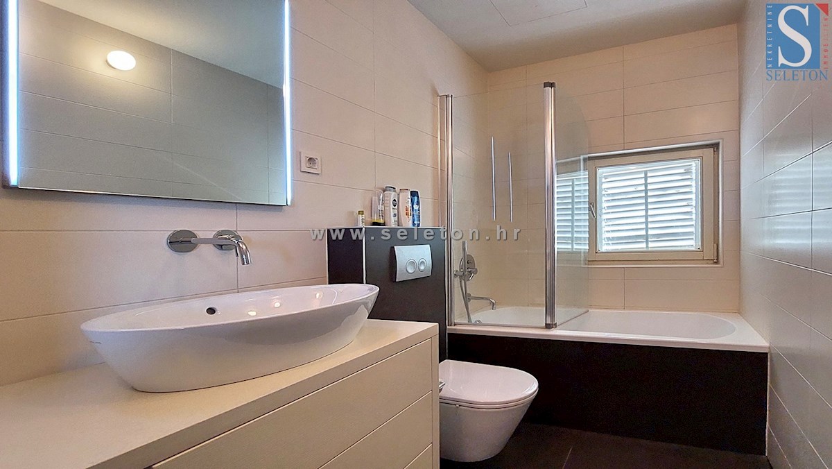 Poreč - 127 m2 veliko stanovanje naprodaj s pogledom na morje, 500 m od morja