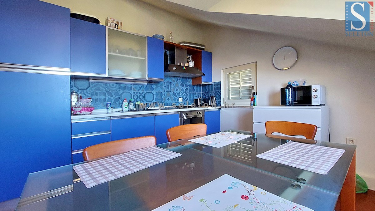 Poreč - 127 m2 veliko stanovanje naprodaj s pogledom na morje, 500 m od morja