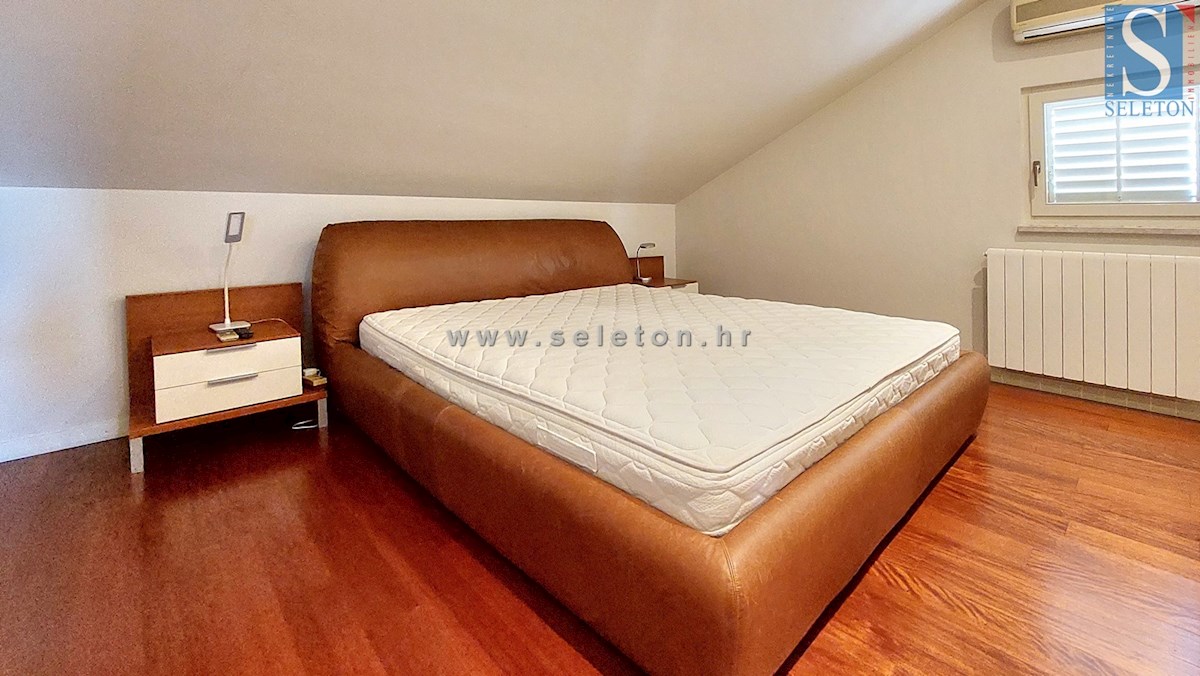 Poreč - 127 m2 veliko stanovanje naprodaj s pogledom na morje, 500 m od morja