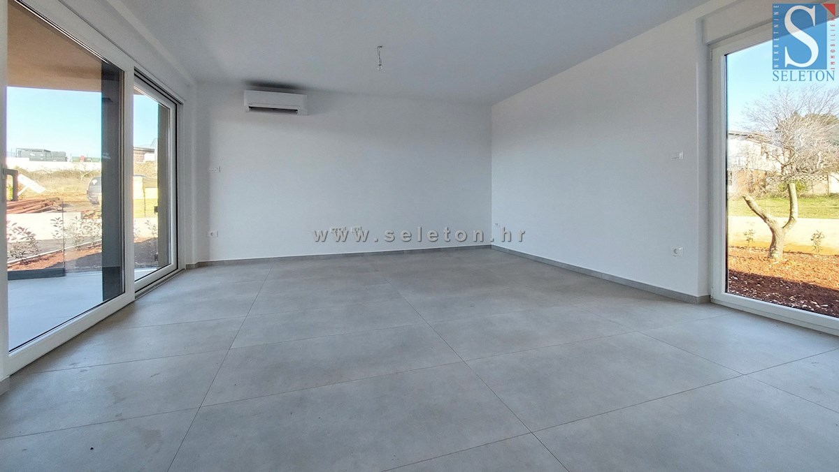 Poreč, novo stanovanje velikosti 67 m2 z vrtom velikosti 180 m2, 2 parkirnima mestoma, kletjo