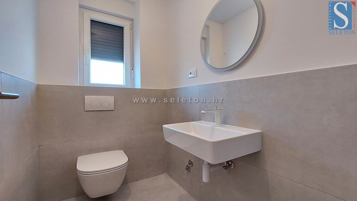 Poreč, novo stanovanje velikosti 67 m2 z vrtom velikosti 180 m2, 2 parkirnima mestoma, kletjo