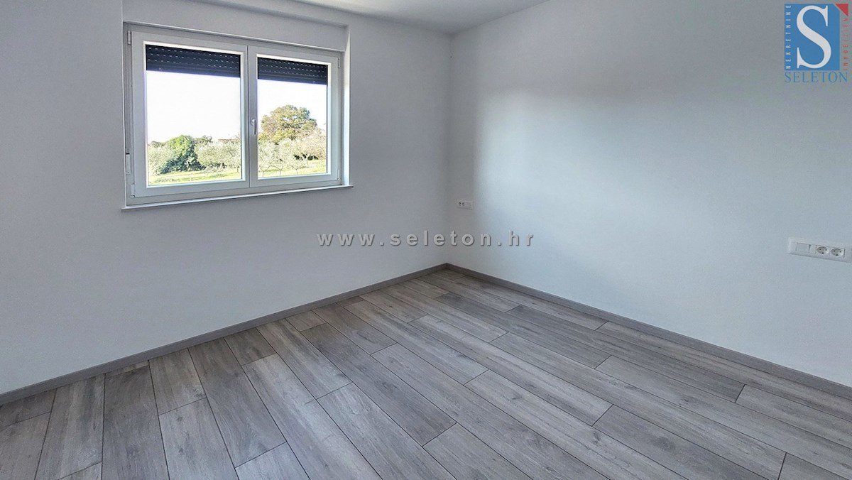 Poreč, novo stanovanje velikosti 67 m2 z vrtom velikosti 180 m2, 2 parkirnima mestoma, kletjo