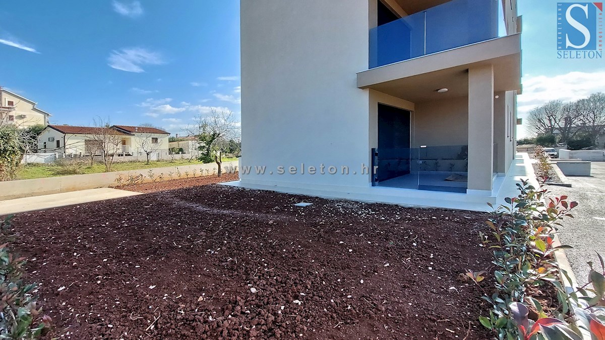 Poreč, novo stanovanje velikosti 67 m2 z vrtom velikosti 180 m2, 2 parkirnima mestoma, kletjo