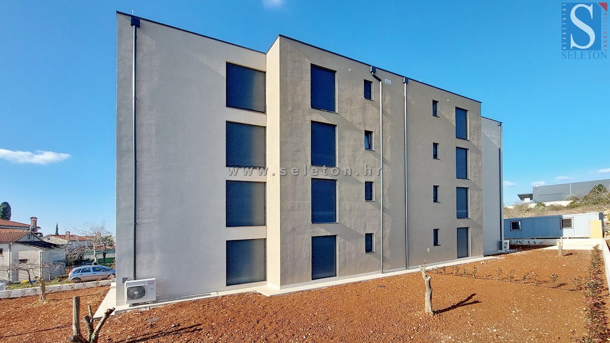 Poreč, novo stanovanje velikosti 67 m2 z vrtom velikosti 180 m2, 2 parkirnima mestoma, kletjo