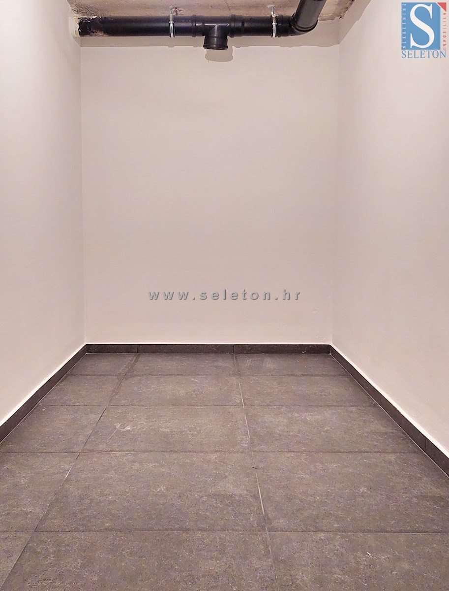 Poreč, novo stanovanje velikosti 67 m2 z vrtom velikosti 180 m2, 2 parkirnima mestoma, kletjo