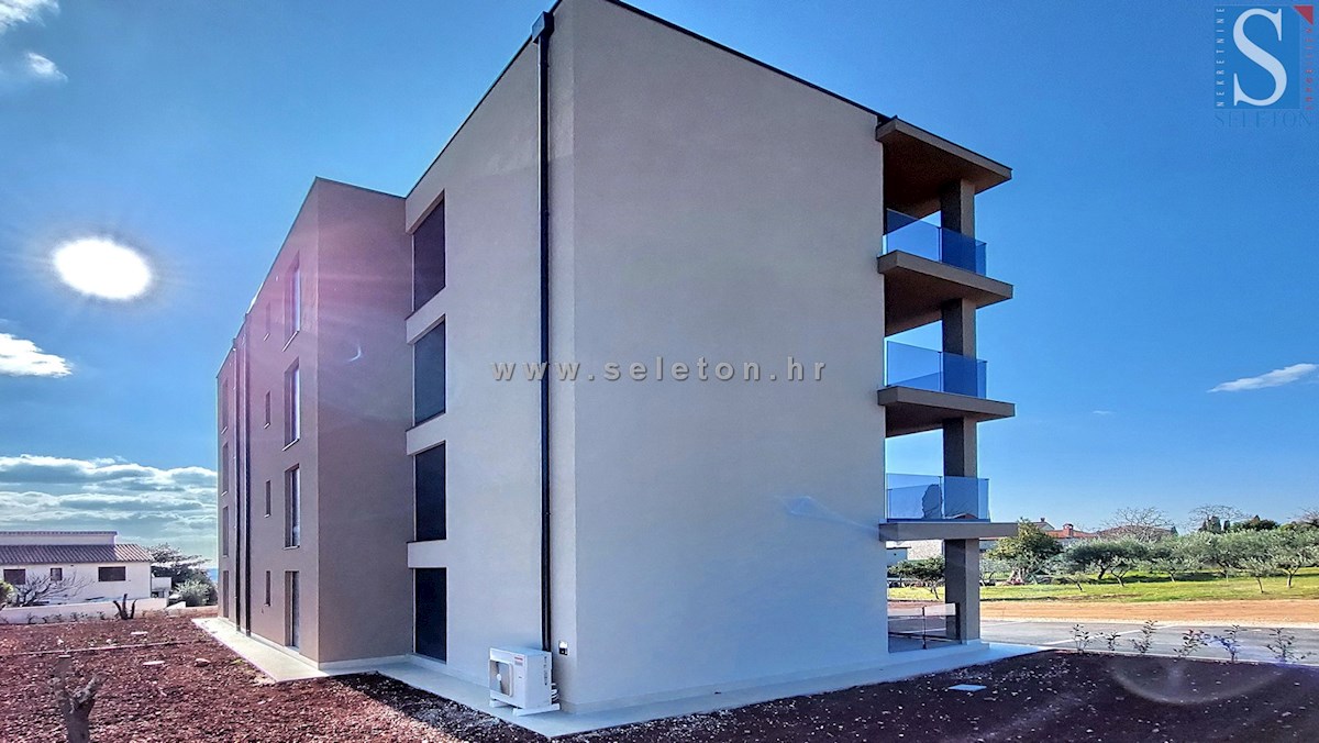 Poreč, novo stanovanje velikosti 67 m2 z vrtom velikosti 180 m2, 2 parkirnima mestoma, kletjo