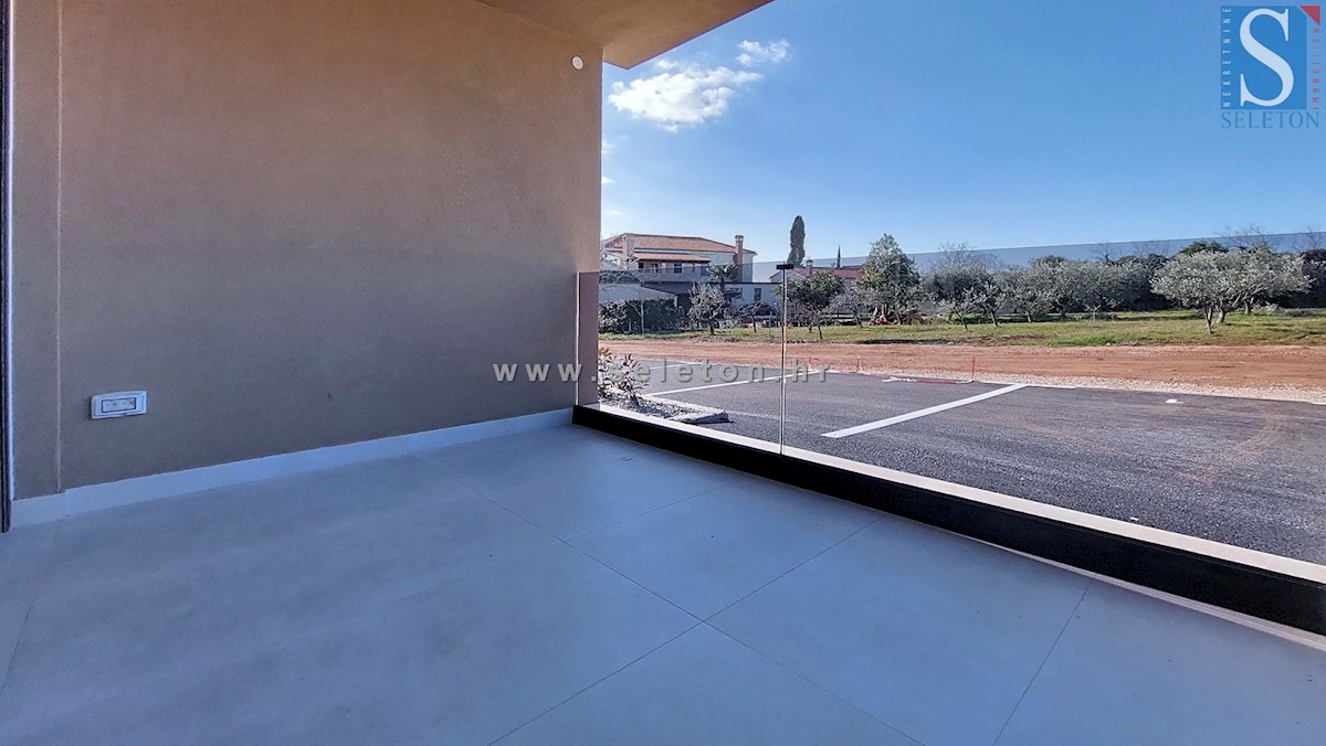 Poreč, novo stanovanje velikosti 67 m2 z vrtom velikosti 180 m2, 2 parkirnima mestoma, kletjo