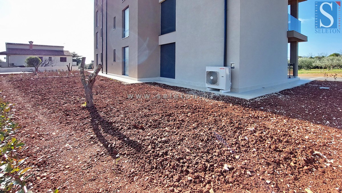 Poreč, novo stanovanje velikosti 67 m2 z vrtom velikosti 180 m2, 2 parkirnima mestoma, kletjo
