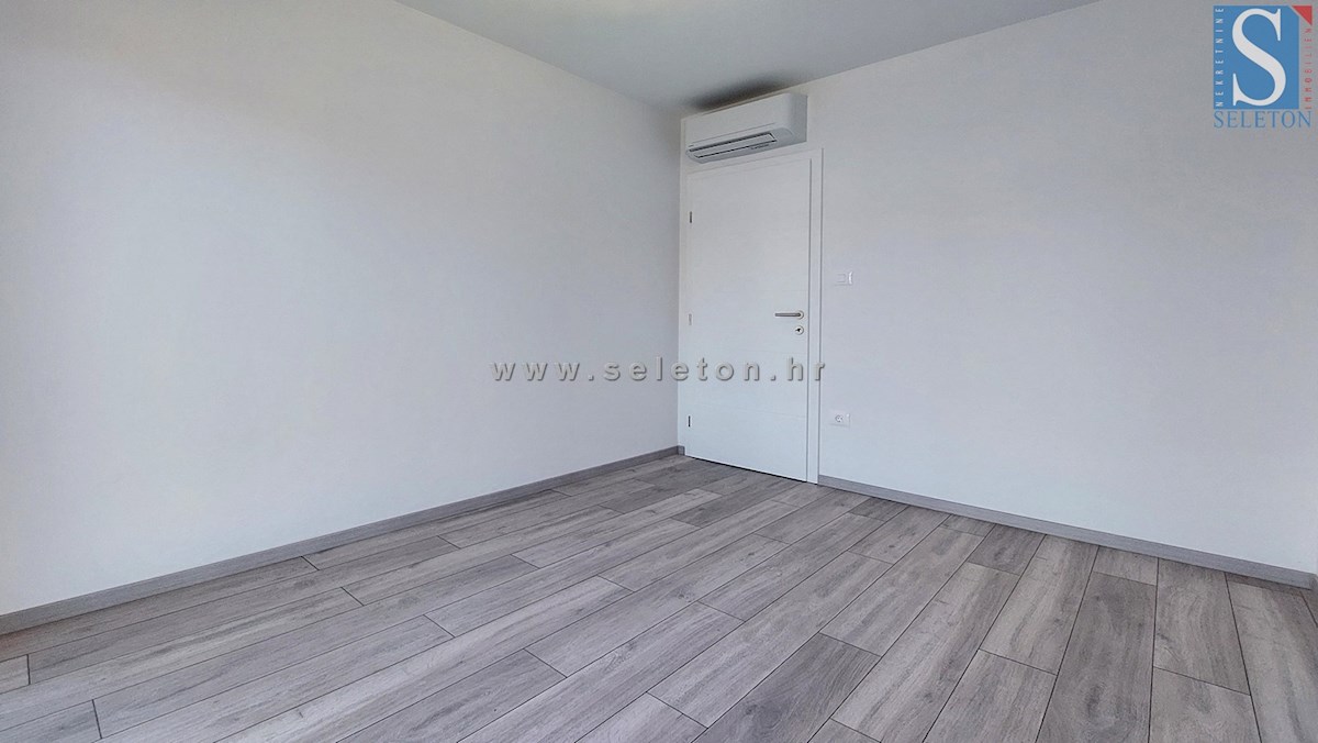 Poreč, novo stanovanje velikosti 67 m2 z vrtom velikosti 180 m2, 2 parkirnima mestoma, kletjo