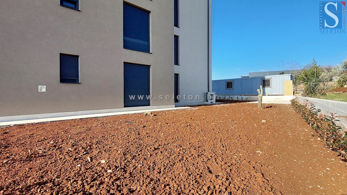 Istra, Poreč, novo stanovanje velikosti 67 m2 z vrtom velikosti 180 m2, 2 parkirnima mestoma, kletjo