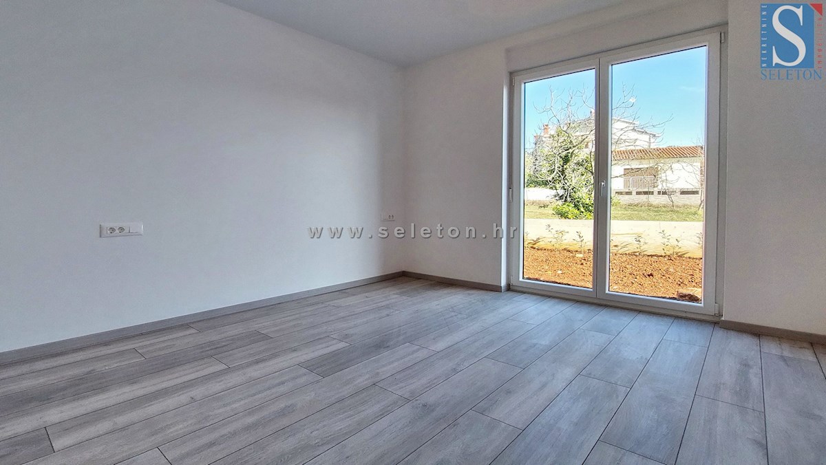 Istra, Poreč, novo stanovanje velikosti 67 m2 z vrtom velikosti 180 m2, 2 parkirnima mestoma, kletjo
