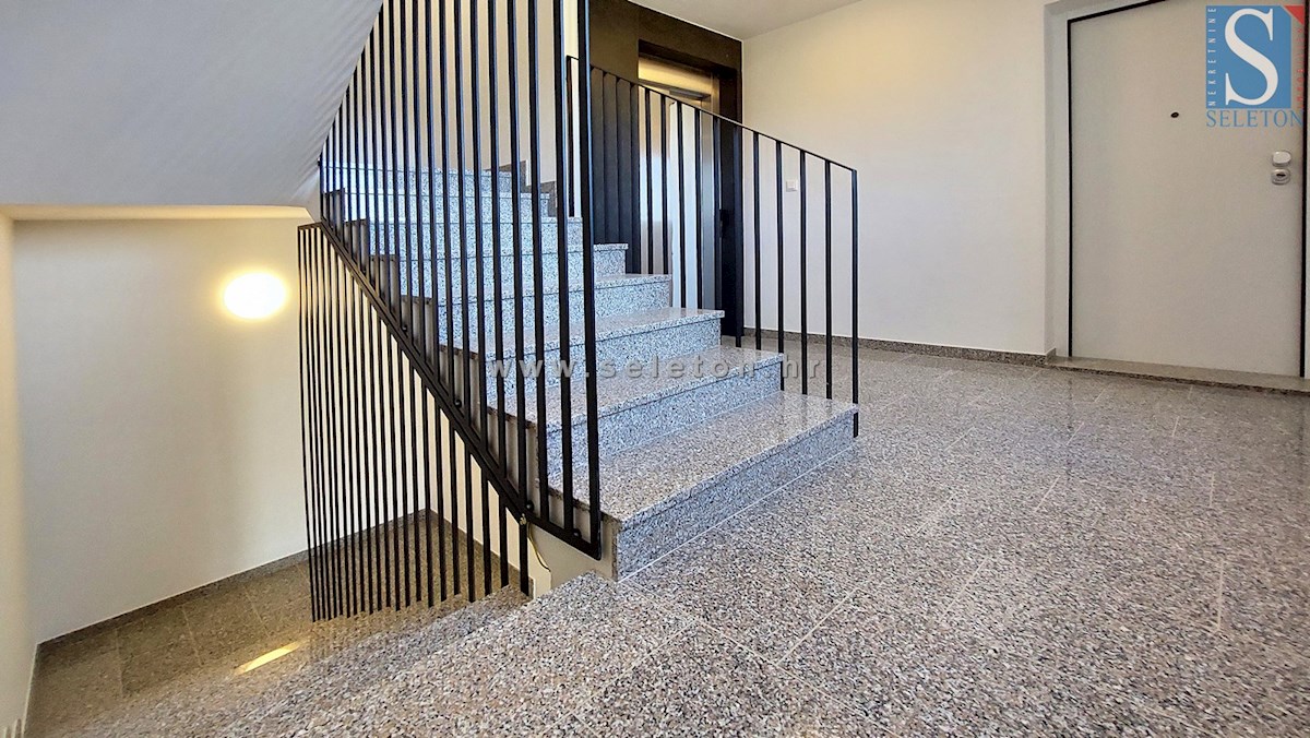 Istra, Poreč, novo stanovanje velikosti 67 m2 z vrtom velikosti 180 m2, 2 parkirnima mestoma, kletjo