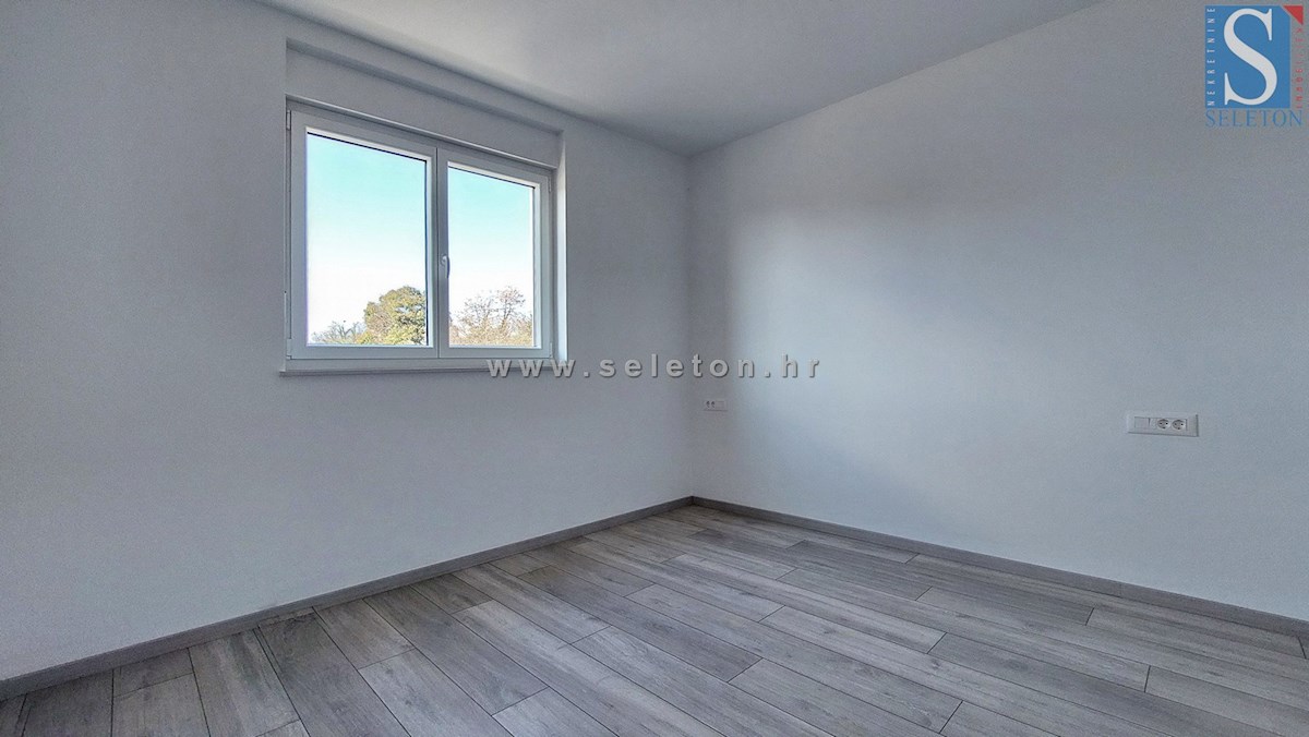 Istra, Poreč, novo stanovanje velikosti 67 m2 z vrtom velikosti 180 m2, 2 parkirnima mestoma, kletjo