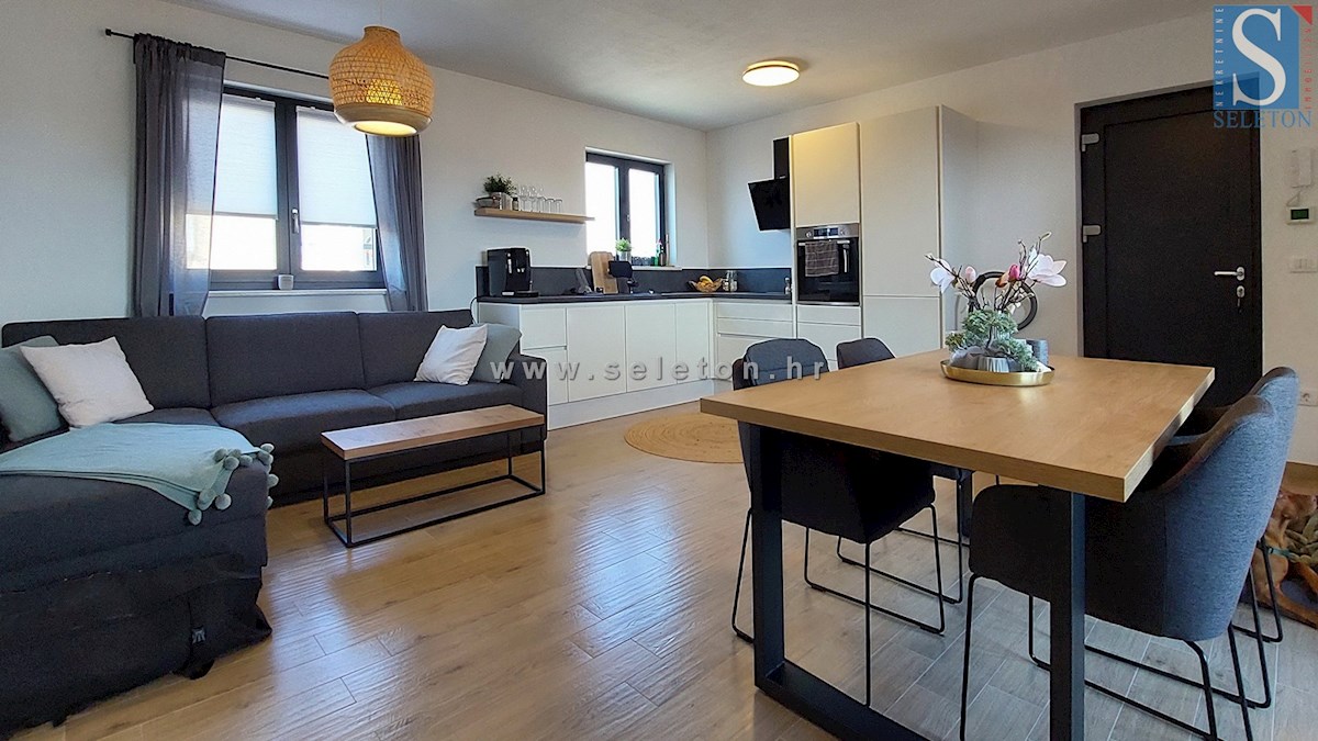 Istra, Poreč, moderno stanovanje 63 m2, 1. nadstropje, talno ogrevanje (TOPLOTNA ČRPALKA)