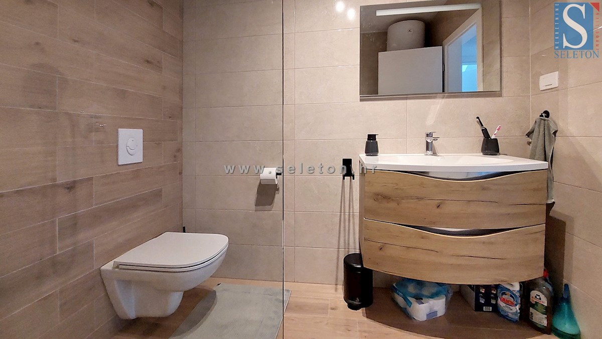 Istra, Poreč, moderno stanovanje 63 m2, 1. nadstropje, talno ogrevanje (TOPLOTNA ČRPALKA)