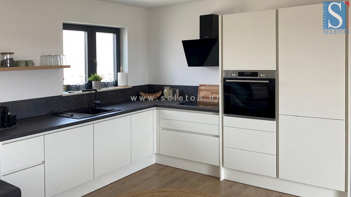 Istra, Poreč, moderno stanovanje 63 m2, 1. nadstropje, talno ogrevanje (TOPLOTNA ČRPALKA)