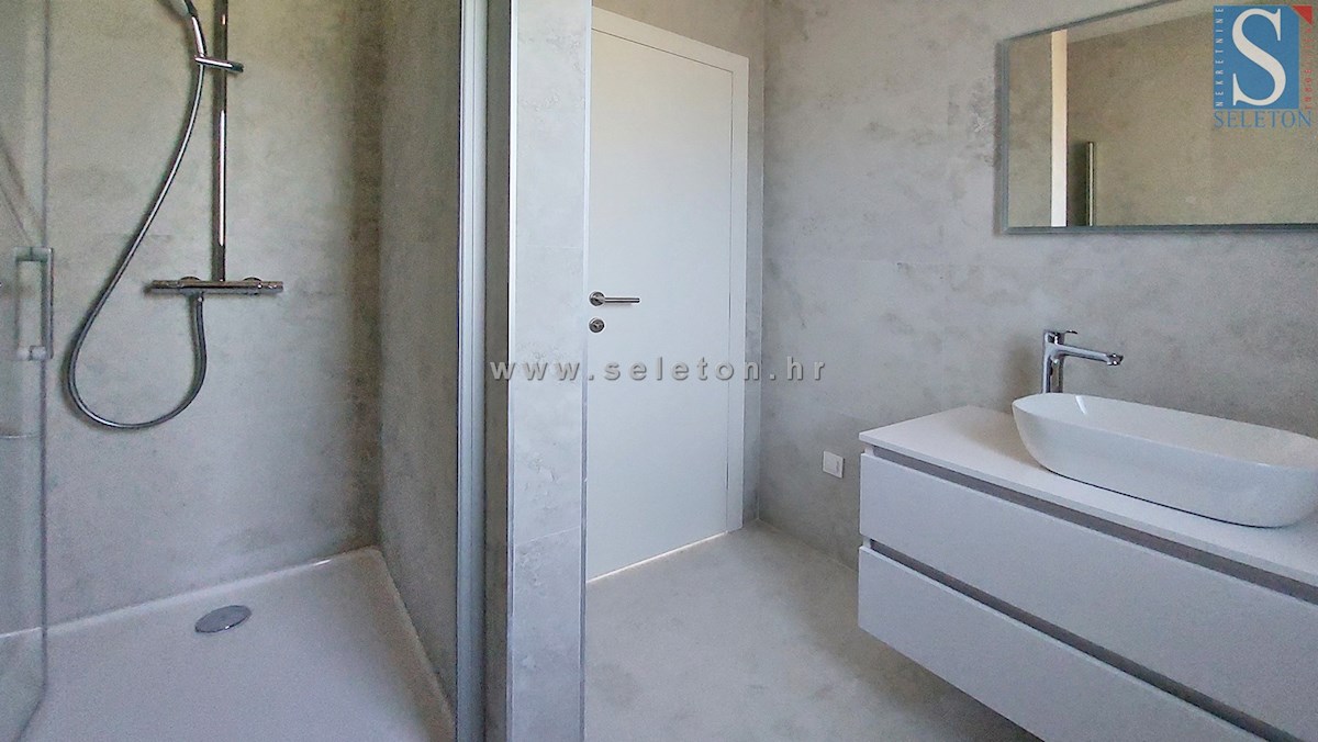 Poreč - novo stanovanje od 66 m2, 1. nadstropje, 2 parkirni mesti, DVIGALO