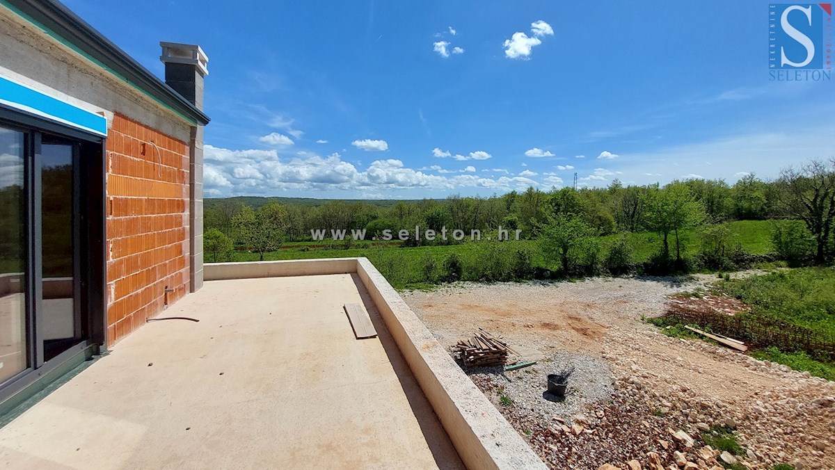 Samostojna hiša 169 m2 z bazenom v gradnji