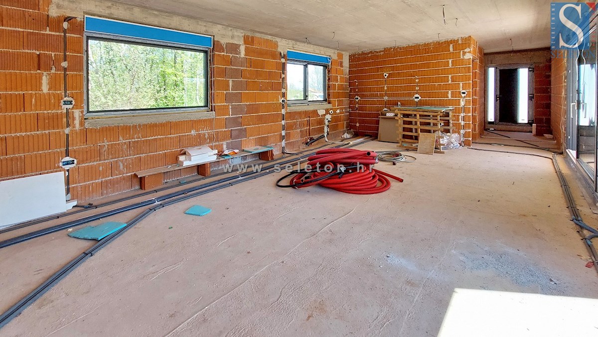 Samostojna hiša 169 m2 z bazenom v gradnji