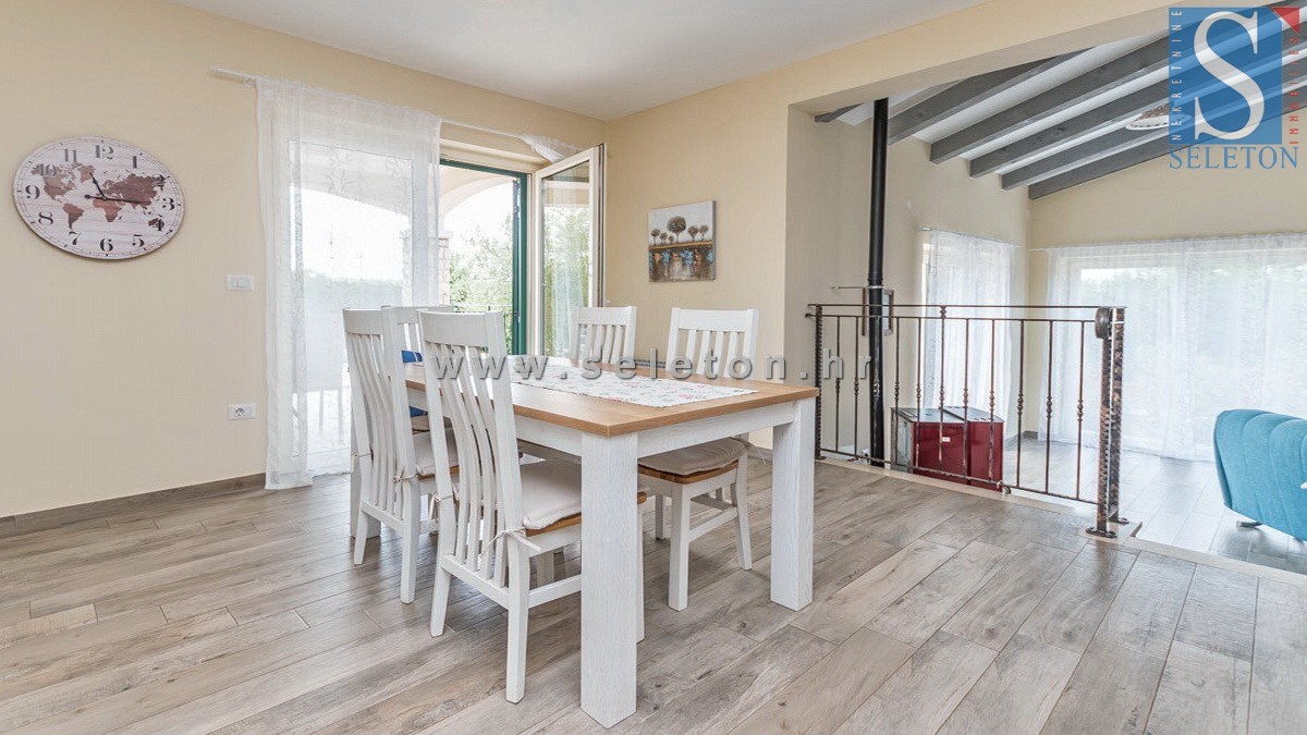 Poreč-okolica, samostojna hiša 130 m2 z bazenom