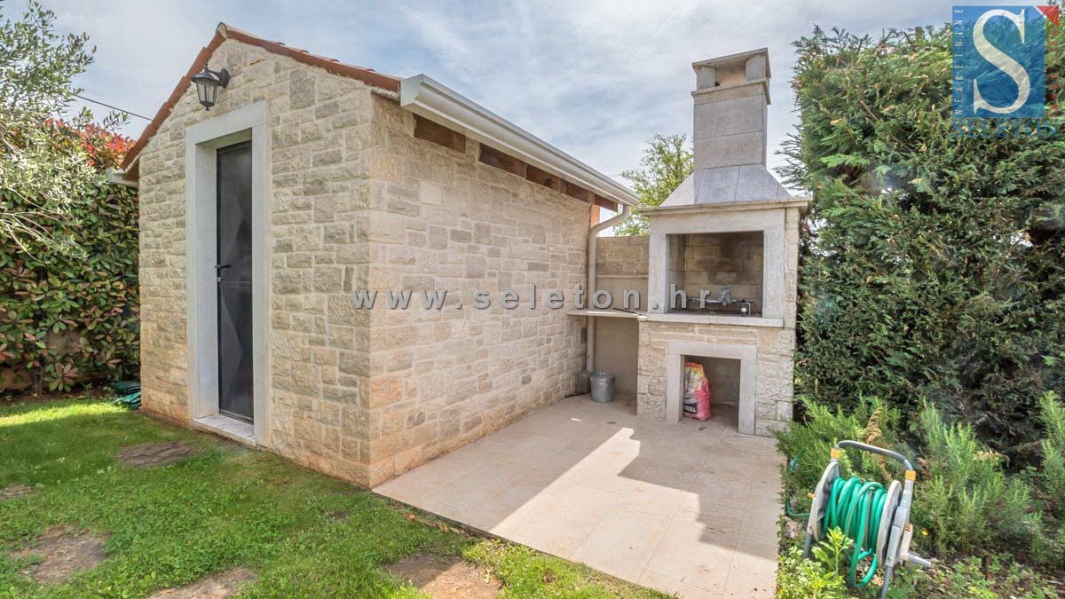 Poreč-okolica, samostojna hiša 130 m2 z bazenom
