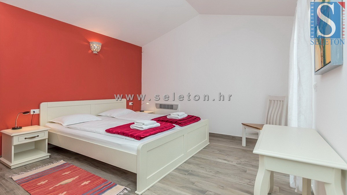 Poreč-okolica, samostojna hiša 130 m2 z bazenom