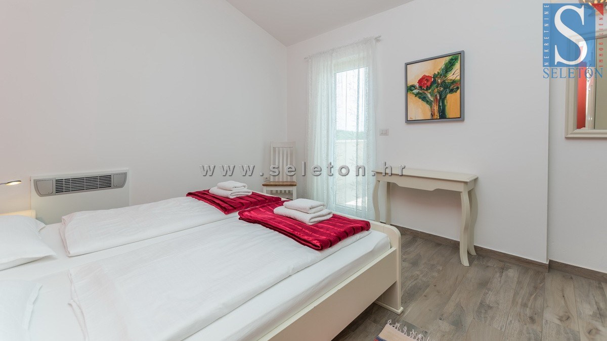 Poreč-okolica, samostojna hiša 130 m2 z bazenom