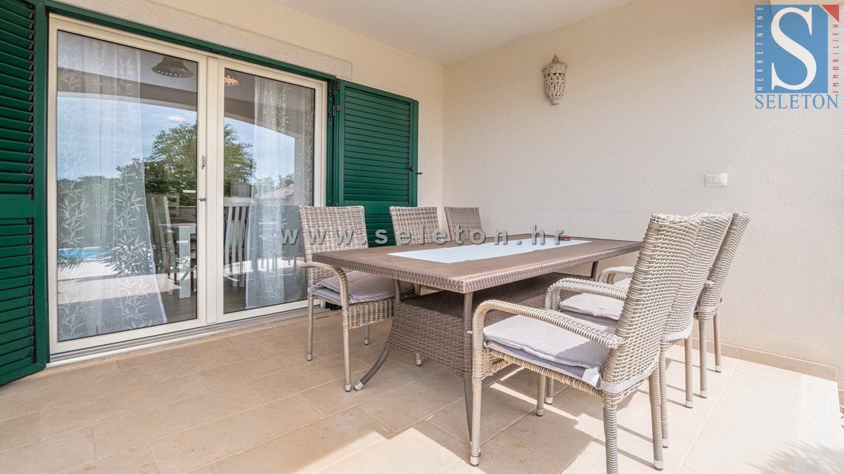 Poreč-okolica, samostojna hiša 130 m2 z bazenom