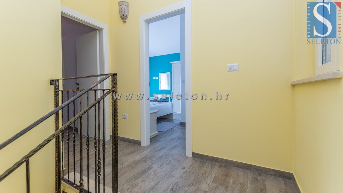 Poreč-okolica, samostojna hiša 130 m2 z bazenom