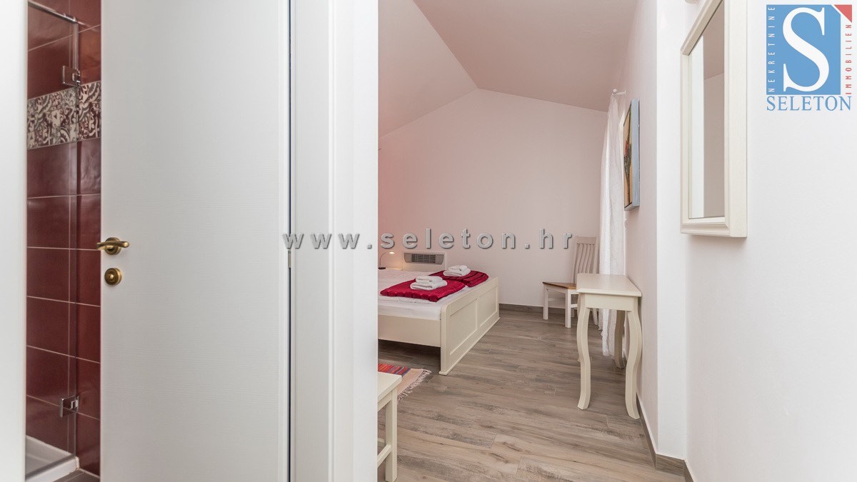 Poreč-okolica, samostojna hiša 130 m2 z bazenom