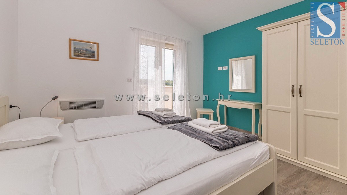 Poreč-okolica, samostojna hiša 130 m2 z bazenom