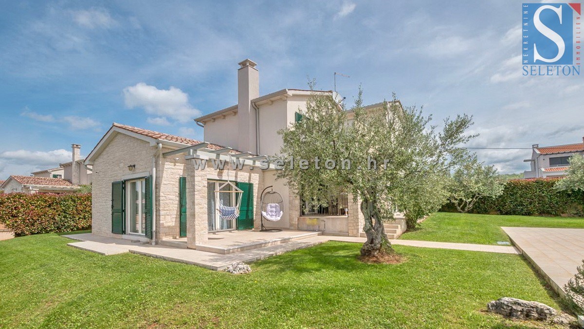 Poreč-okolica, samostojna hiša 130 m2 z bazenom