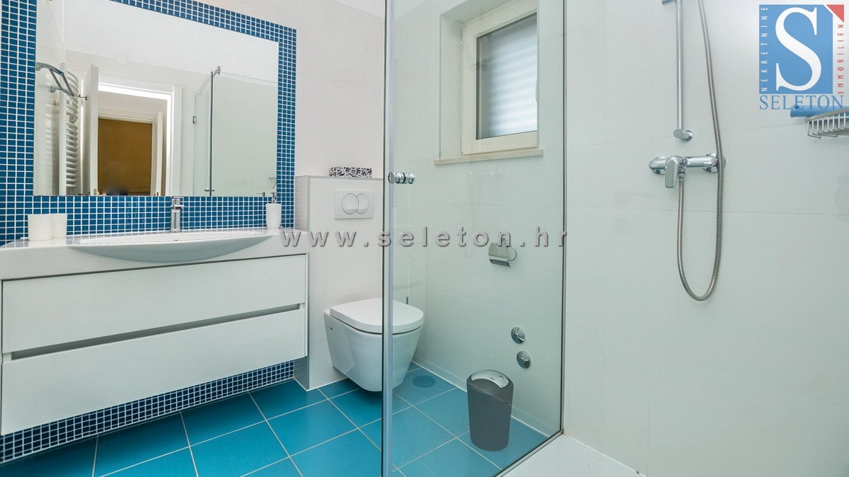 Poreč-okolica, samostojna hiša 130 m2 z bazenom