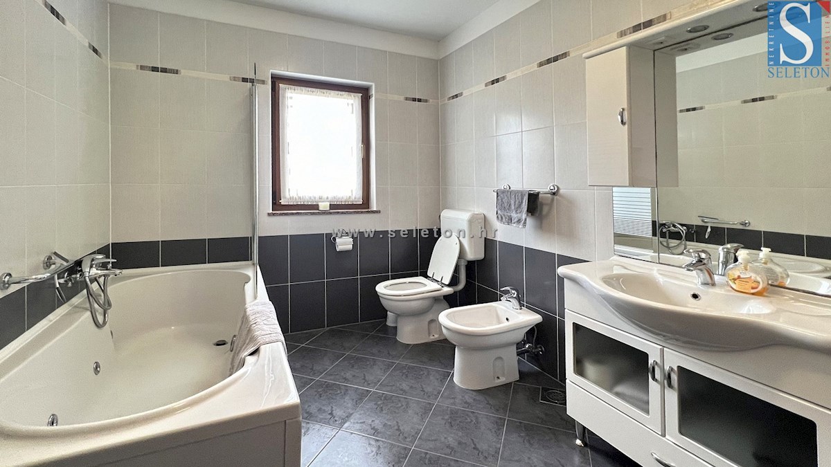 Poreč, samostojna hiša 160 m2 z bazenom