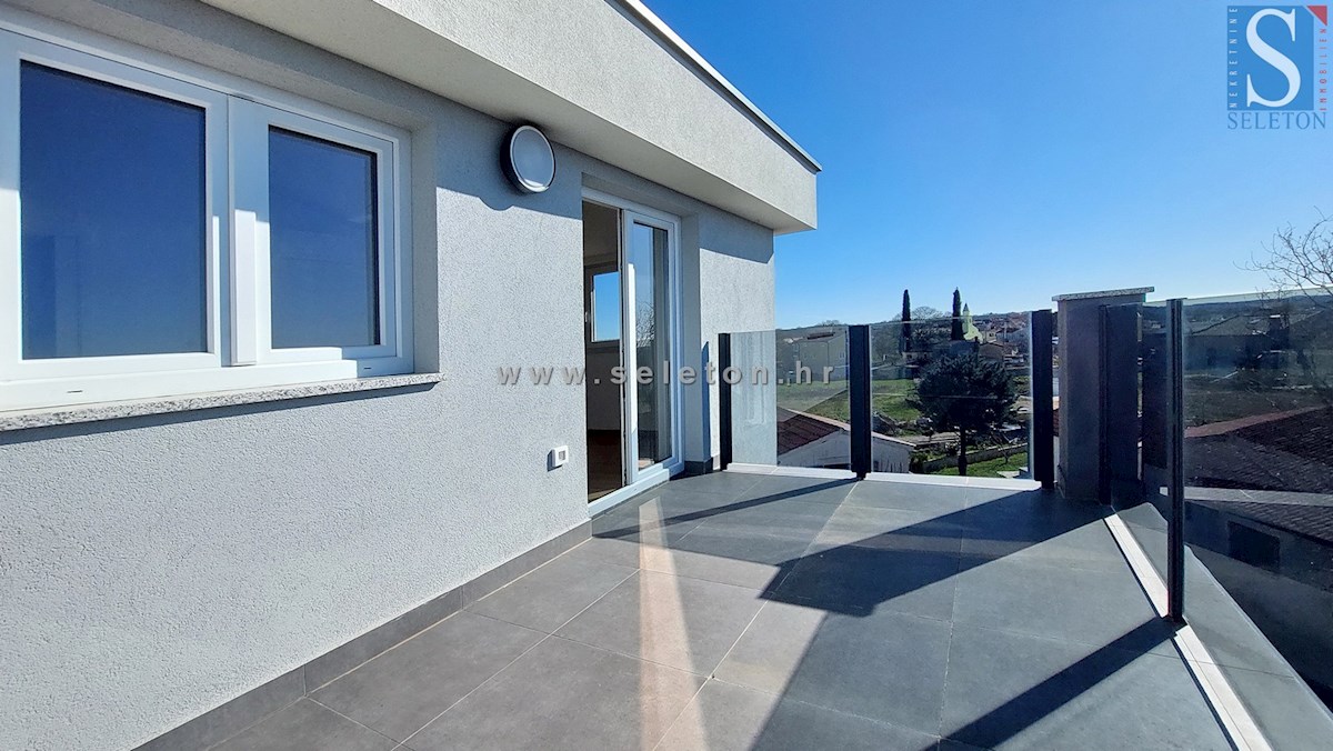 Istra, Poreč, novo stanovanje 82 m2 s pogledom na morje v bližini Poreča, 2 parkirni mesti in shramba