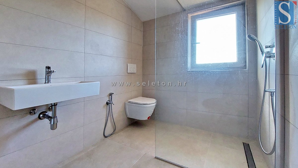 Istra, Poreč, novo stanovanje 82 m2 s pogledom na morje v bližini Poreča, 2 parkirni mesti in shramba