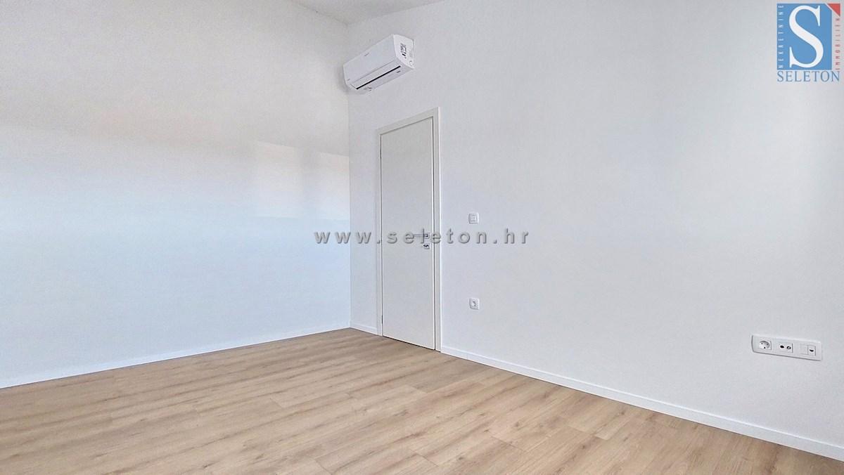 Istra, Poreč, novo stanovanje 82 m2 s pogledom na morje v bližini Poreča, 2 parkirni mesti in shramba