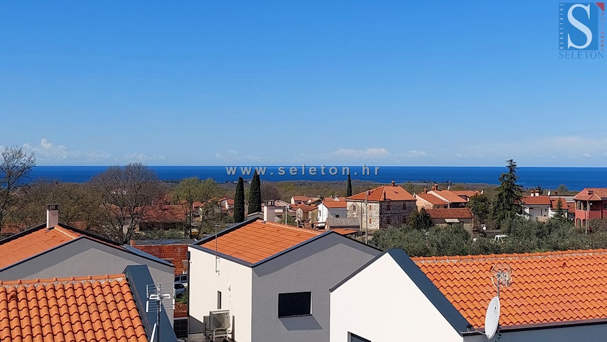 Poreč, novo stanovanje površine 84 m2 + strešna terasa 56 m2 s pogledom na morje
