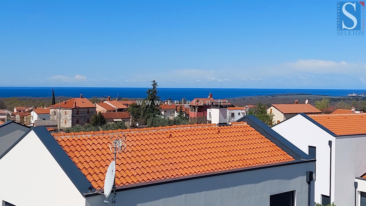 Poreč, novo stanovanje površine 84 m2 + strešna terasa 56 m2 s pogledom na morje