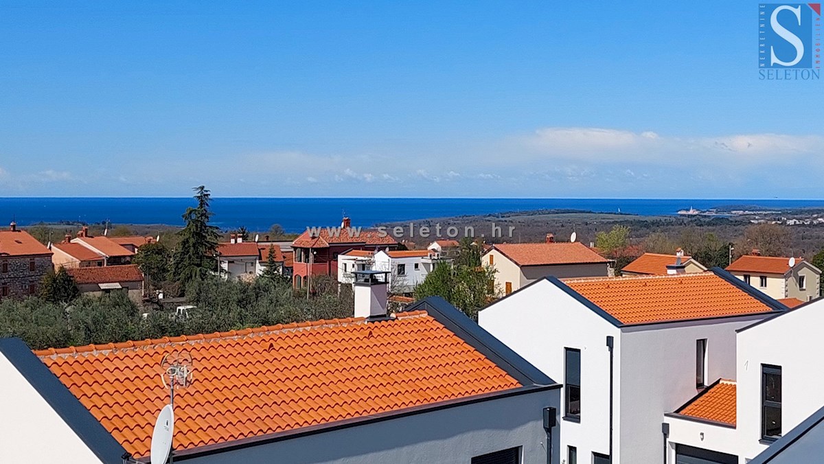 Poreč, novo stanovanje površine 84 m2 + strešna terasa 56 m2 s pogledom na morje