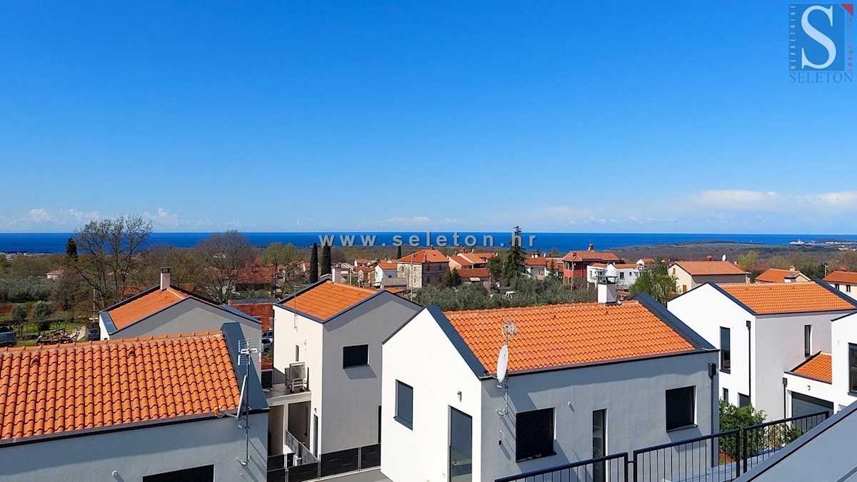 Poreč, novo stanovanje površine 84 m2 + strešna terasa 56 m2 s pogledom na morje