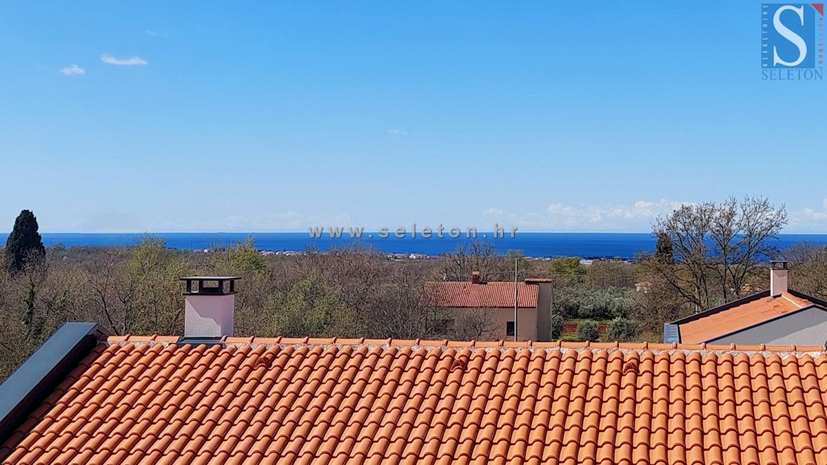 Poreč, novo stanovanje površine 84 m2 + strešna terasa 56 m2 s pogledom na morje