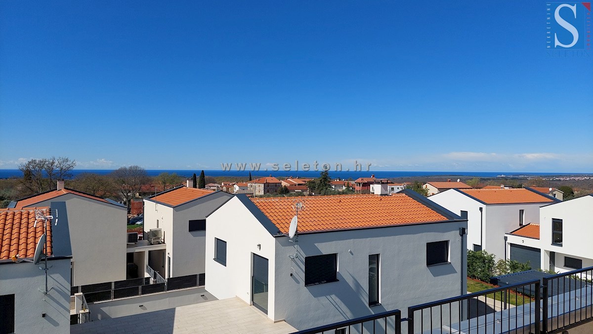 Poreč, novo stanovanje površine 84 m2 + strešna terasa 56 m2 s pogledom na morje
